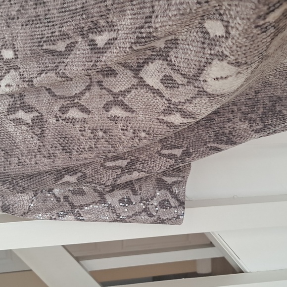 Oversized Snakeskin sequence design Top. SzS.Excellent. Round neck short sleeve - Picture 2 of 7